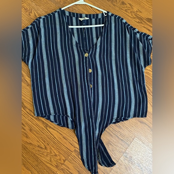 Women’s Short Sleeve Cropped Button Up Shirt - Picture 4 of 4